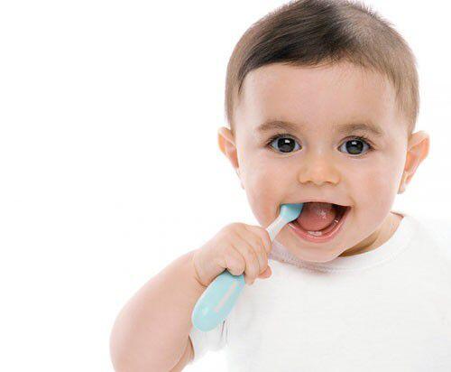 Cách chăm sóc răng miệng cho trẻ qua các giai đoạn
