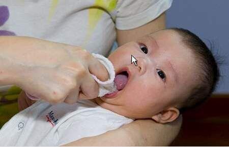 Những dấu hiệu khi trẻ sắp mọc răng sữa
