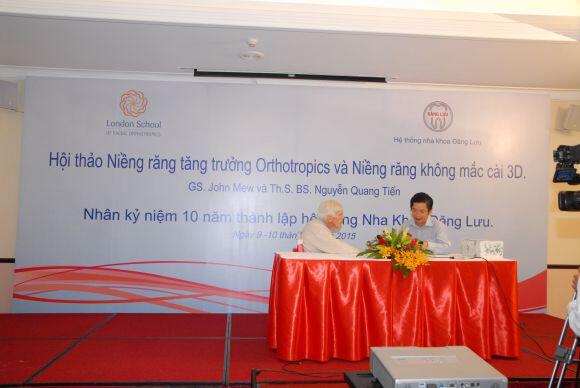 Gs John Mew và Ts Bs Nguyễn Quang Tiến tại hội thảo