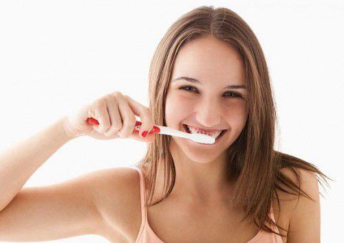 Cách tự chăm sóc răng tụt lợi