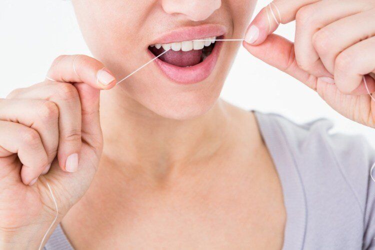 Thực hiện chế độ vệ sinh răng hàm kỹ lưỡng sau khi cắm Implant