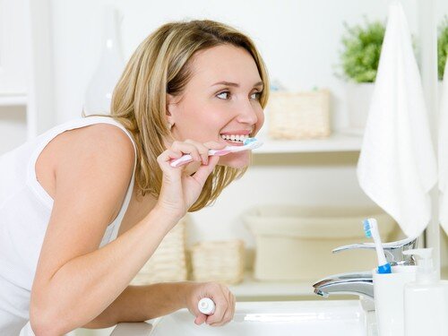 Chăm sóc răng implant thế nào sau phục hình ?