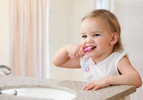 Những lưu ý khi trẻ mọc răng sữa
