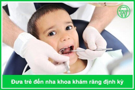 khám răng định kỳ cho trẻ nhỏ