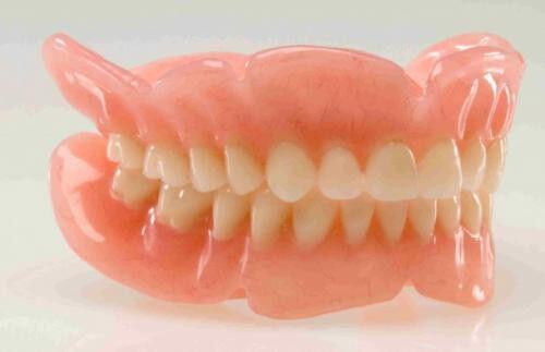 Mang hàm giả cso phải chăm sóc răng miệng nữa không ?