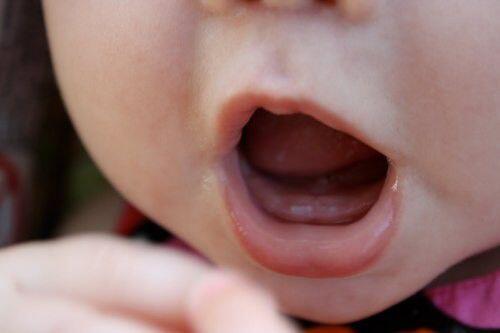 Mẹo hay giảm đau cho bé khi mọc răng