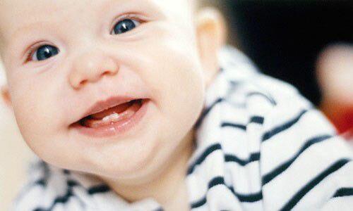 Giúp bé giảm đau khi mọc răng sữa