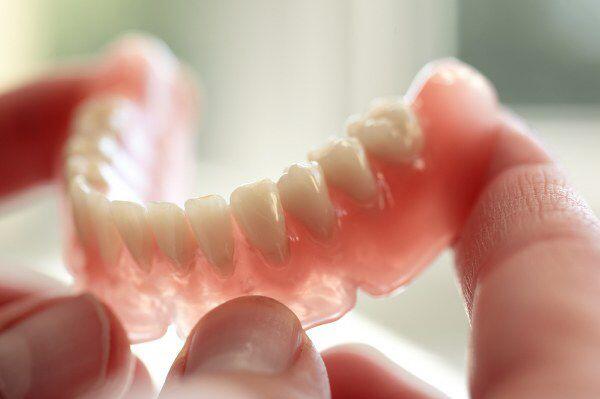Tránh tình trạng trống răng trong thời gian chờ răng giả