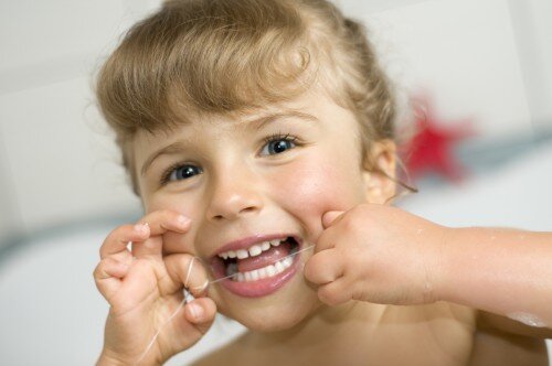 Nhổ răng sữa trẻ em an toàn và không đau-1